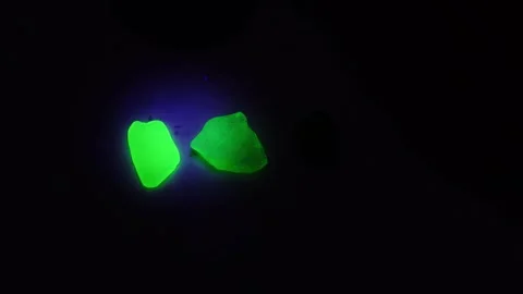 Uranium glass glowing green under uv flashlight 動画素材 334194299