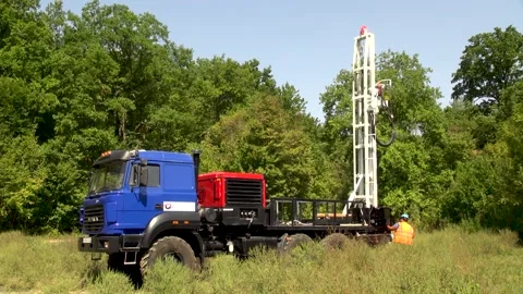 URB 2A2 rotator moves first up and then down mast. Dismantling drill pipe. Video stock 156182391