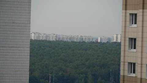 Urbain landscape view between two tall houses in Moscow Foto stock