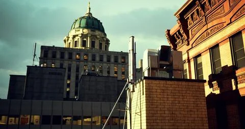 Urban backdrop featuring architectural buildings under a golden sunset Ilustración de archivo
