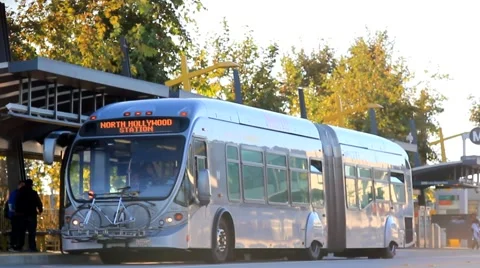URBAN BUS PULLS OUT Video stock 941601