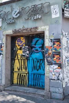 Urban cafe facade with vibrant graffiti in American Colony, Guadalajara, Mexico. 库存照片