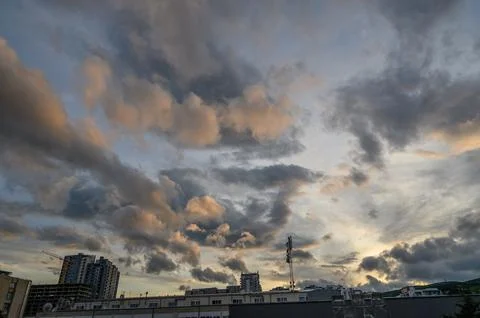 Urban Cityscape at Sunset with Dramatic Cloud-Filled Sky and Building Silho.. Foto stock