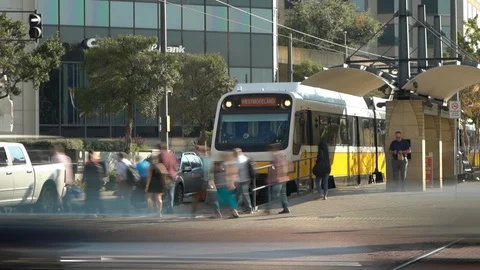 Urban Commuters at Dart train Time-lapse- downtown Dallas man has coffee Vidéo 94419206