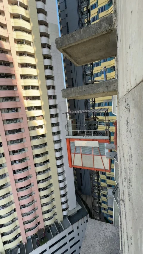 Urban Construction Site Elevator Hoist Descending Skyscraper POV 4K 60fps Vídeos de archivo 338185843