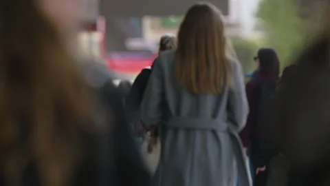 Urban crowd people walking in overlapping layers, sunny spring day 스톡 동영상 333650461