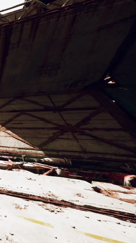 Urban decay in an abandoned building with visible structure details Vídeos de archivo 337965627