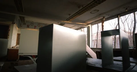 Urban Decay - Abandoned School Computer Room - 4K Realtime 스톡 동영상 86085369