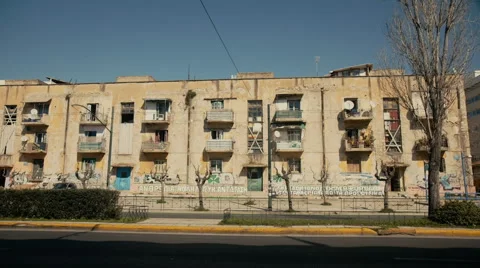 Urban decay day-time, facade of old broken building block Vidéo 47145570