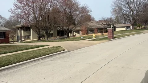 Urban Deer Foraging Through Upscale Neighborhood in Green County, MO Vídeo Stock 294134151