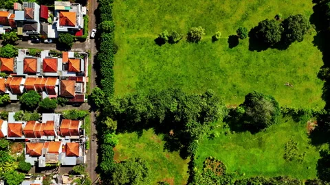 Urban development contrasting with a green park area in Kuta Selatan, Bali Vidéo 336778969