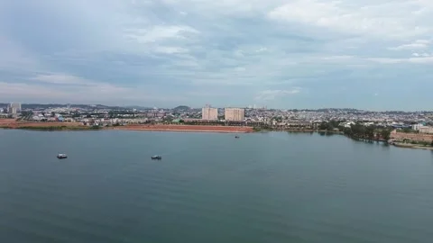 Urban Development Meets Tranquil Waterscape Vidéo 325191644