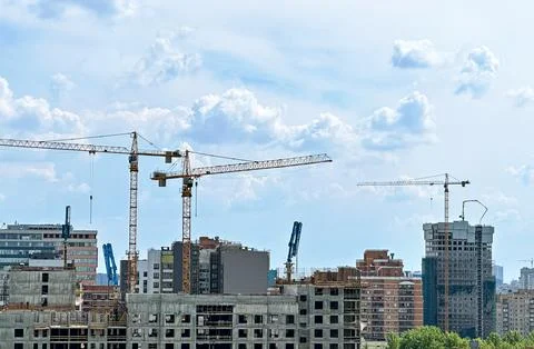 Urban Development: Tower Cranes Constructing Modern High-Rise Buildings Aga.. 库存照片