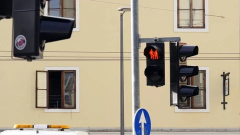 Urban hanging pedestrian traffic light changing from red to green. Video stock 80958086