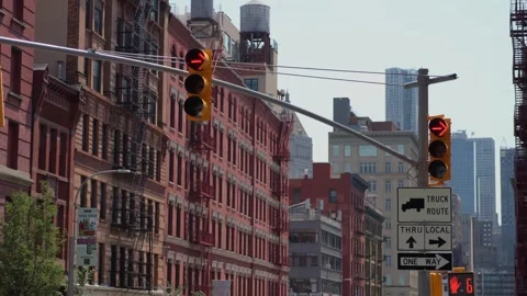 Urban Intersection featuring Traffic Lights amidst dynamic, bustling Cityscape Vidéo 291644432