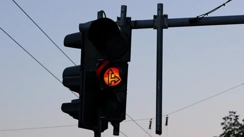 Urban intersection traffic light changing from green to red Stockbeeldmateriaal 341954442