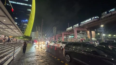 Urban Night Traffic Reflection on Wet Asphalt, Mandaluyong 4K 60fps Vídeo Stock 338350506