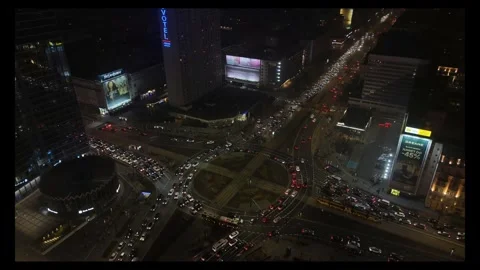 Urban nighttime intersection with moving vehicles Stock Footage 322160941