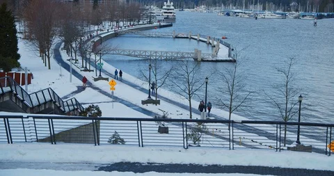 Urban park path covered in snow after blizzard Stock-Footage 129787724