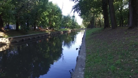 Urban park with river Stockbeeldmateriaal 115158742