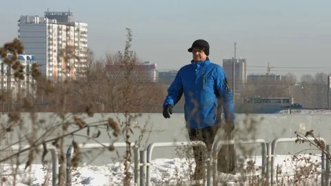 Urban passer. Winter. Stockbeeldmateriaal 71972136