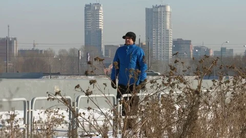 Urban passer. Winter. Видео 71972141