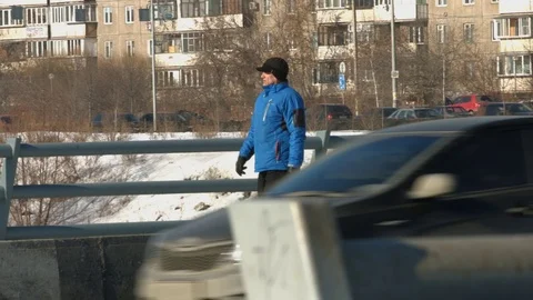 Urban passer. Winter. Stockbeeldmateriaal 71972299