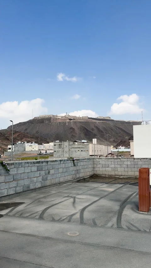 Urban Rooftop View Overlooking Cityscape and Rocky Mountain Vidéo 333933238