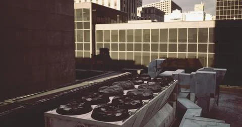 Urban rooftop view showcasing air conditioning units and buildings Ilustración de archivo