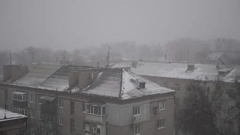 Urban Rooftops During a Heavy Snowfall and Winter Blizzard 库存影片 327555911