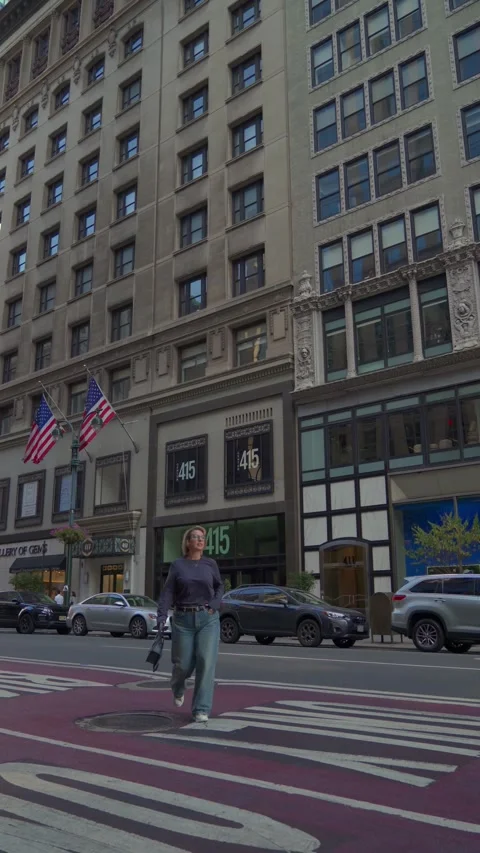 Urban scene showcasing flags and pedestrians bustling in a lively city square Vidéo 291631825