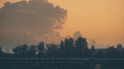 Urban sunset over the bridge, big cloud Vídeos de archivo 94240431