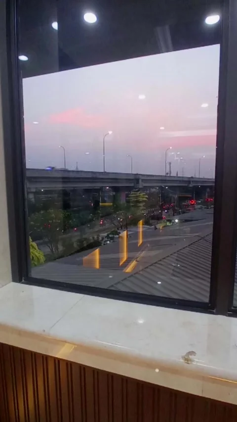 Urban Traffic and Elevated Highway Through Building Window at Sunset Vídeo Stock 344238629