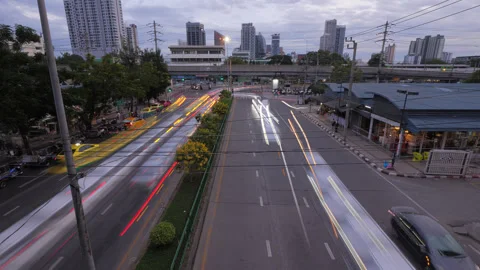 Urban traffic in dusk creating light trails in Bangkok, time-lapse shot Stock-Footage 326374929