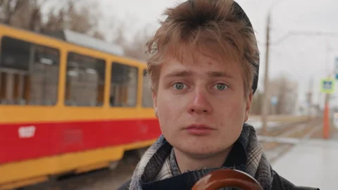 Urban transit resilience. Creator capturing city life and tram movement details Vidéo 332926250