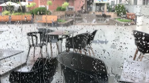 Urban view of rain drops falls on a window during a stormy day. Stockbeeldmateriaal 152643839