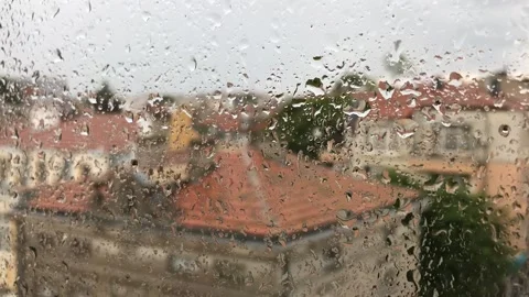 Urban view of rain drops on window glass during a stormy day. Stockbeeldmateriaal 152643713