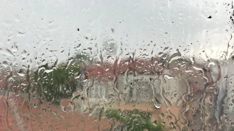 Urban view of rain drops on window glass during a stormy day. Stockbeeldmateriaal 152643866