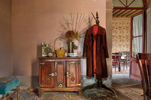 URBEX. FORGOTTEN OBJECTS INSIDE A WORRING ABANDONED HOUSE Stock Photos