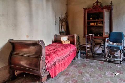 URBEX. FORGOTTEN OBJECTS INSIDE A WORRING ABANDONED HOUSE Foto stock