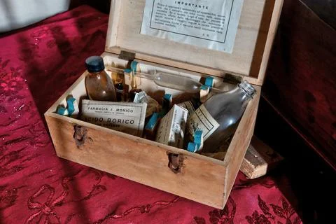 URBEX. FORGOTTEN OBJECTS INSIDE A WORRING ABANDONED HOUSE Stock Photos