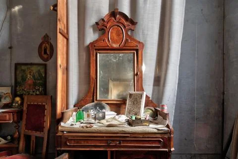 URBEX. FORGOTTEN OBJECTS INSIDE A WORRING ABANDONED HOUSE Stock Photos