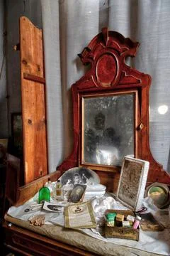 URBEX. FORGOTTEN OBJECTS INSIDE A WORRING ABANDONED HOUSE Stock Photos