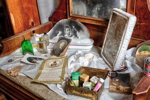 URBEX. FORGOTTEN OBJECTS INSIDE A WORRING ABANDONED HOUSE Stock Photos