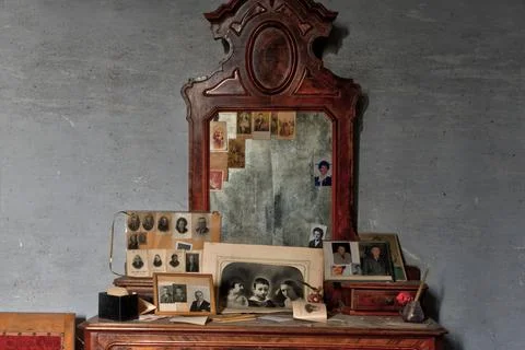 URBEX. FORGOTTEN OBJECTS INSIDE A WORRING ABANDONED HOUSE Stock Photos