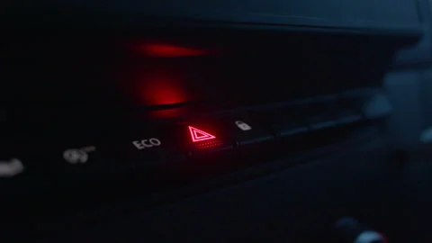 Urgent alert lights up dashboard with warning symbol present Vidéo 333898109