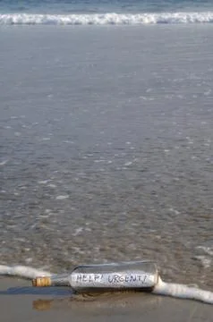 Urgent help message in bottle Foto stock