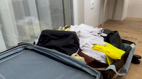 Urgently collect things in a suitcase. Video stock 200606577