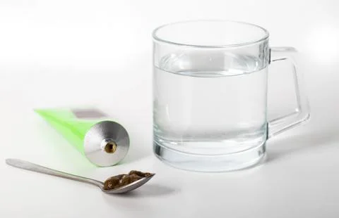 Urological paste on herbs against the background of a glass of water. Treatment Foto stock