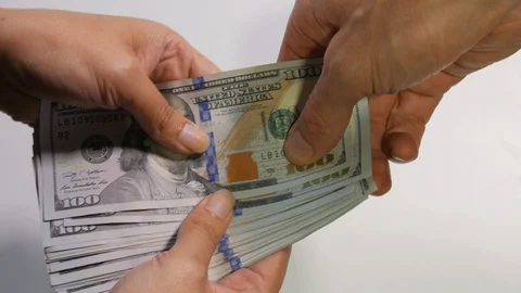 US 100 dollar bills being exchanged between hands Vídeo Stock 105185210